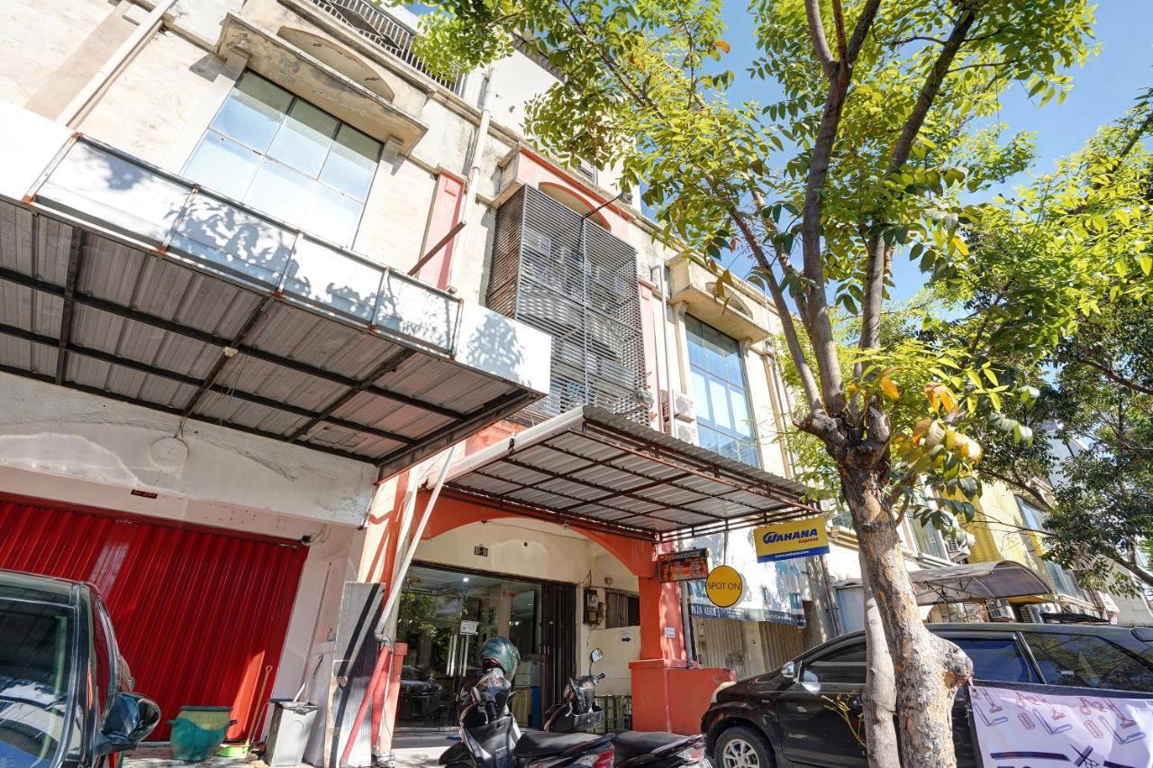 Spot On 90148 Gosepa Mayjend Sungkono Surabaya Kültér fotó